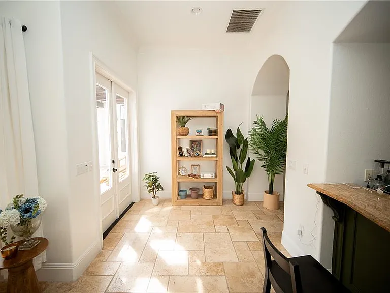 719 Eastlawn Dr — Photo 10