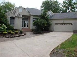 8230 Emerald Glen Ct, Kirtland, OH 44094