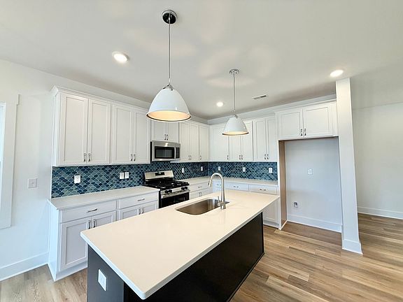 4th image of 885 Central Park Dr