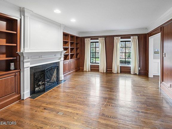 3rd image of 810 Creswell Ct