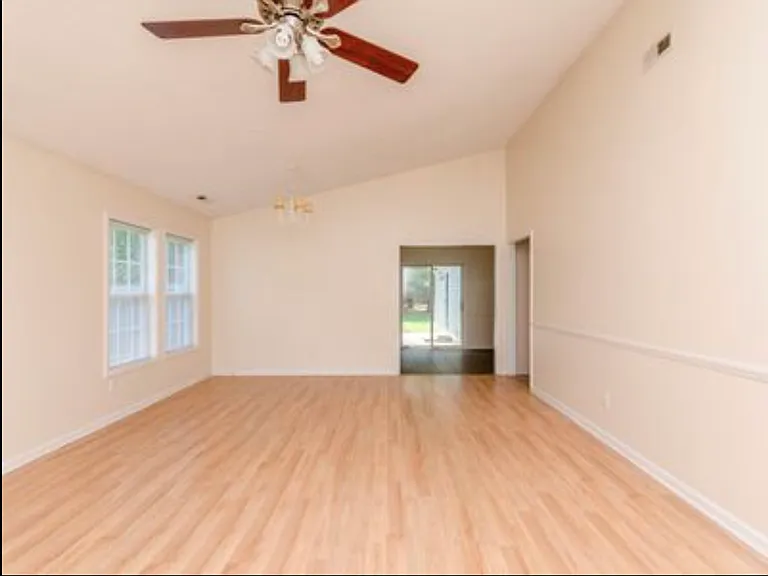 120 Waterfall Dr — Photo 2