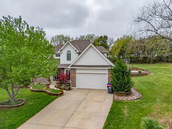 15727 Pine Cir, Basehor, KS 66007