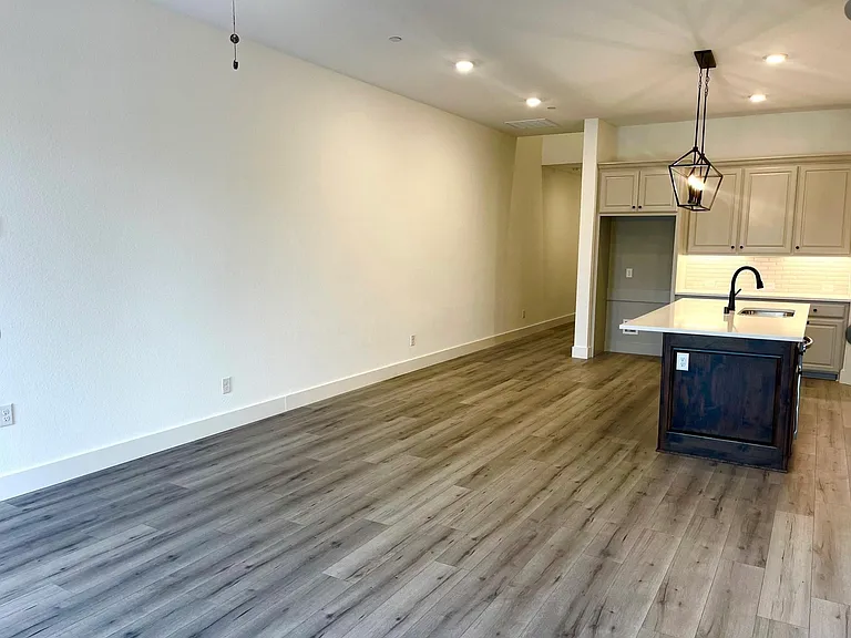 605 Cloverleaf Dr — Photo 3