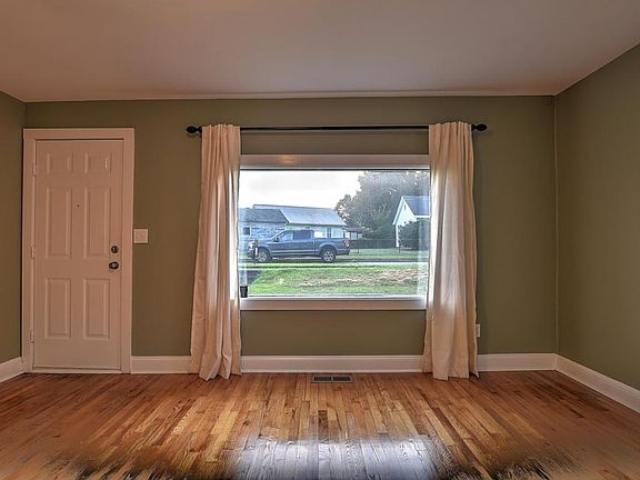 5th image of 2153 Stadium Dr