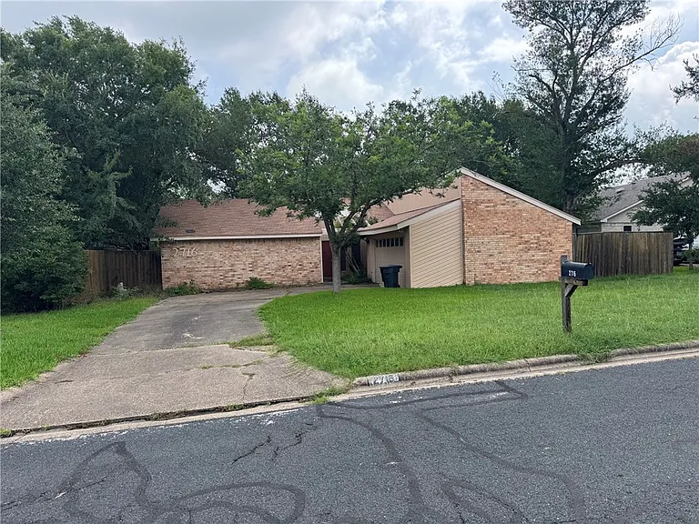 2716 Adrienne Cir — Photo 1