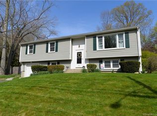32 Meadowbrook Rd, West Haven, CT 06516