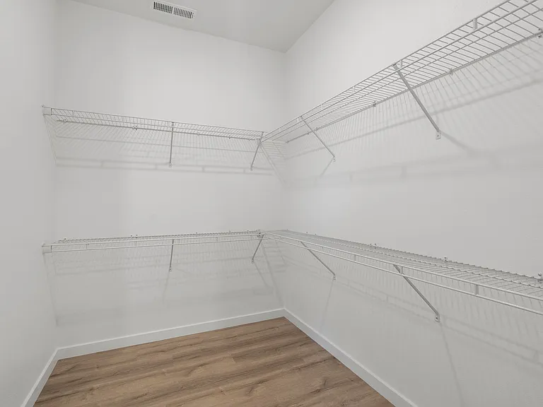 665 E Forest St — Photo 2