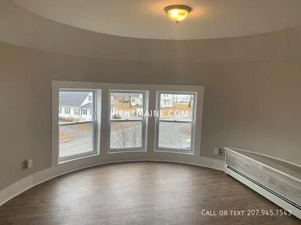 372 Hammond St APT 4, Bangor, ME 04401