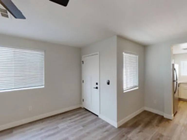 906 E Roma Ave — Photo 15