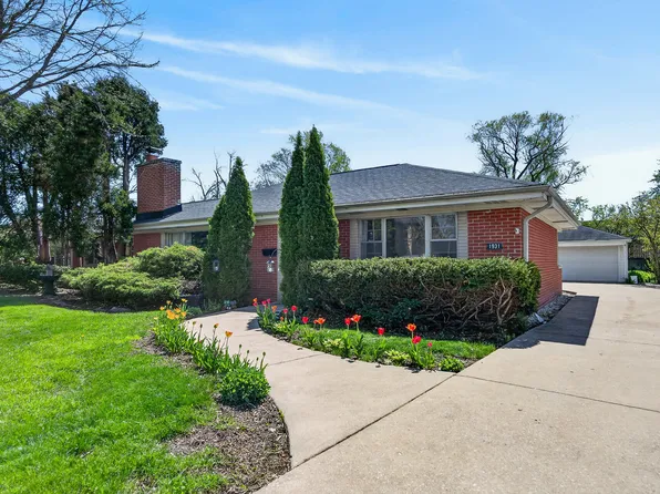 1931 Oakwood Rd, Northbrook, IL 60062