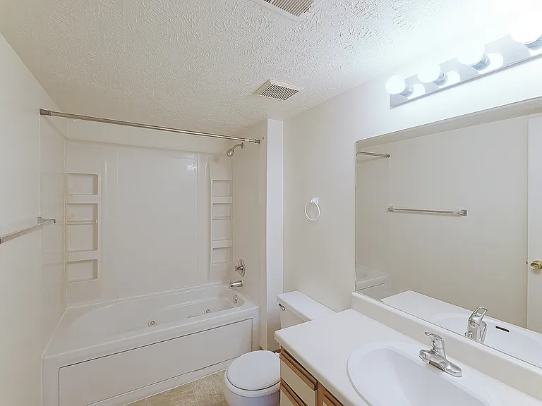 Applewood Pointe Apartments — Photo 27