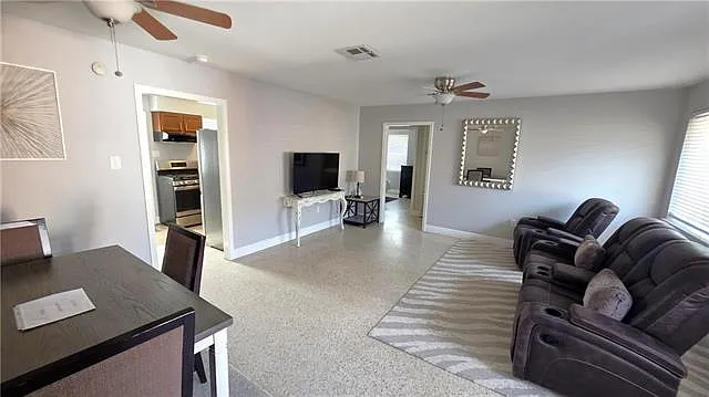 2 bed, 1.0 bath, 867 sqft, $1,400 — Photo 2