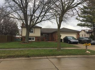 3924 Raintree Dr, Troy, MI 48083