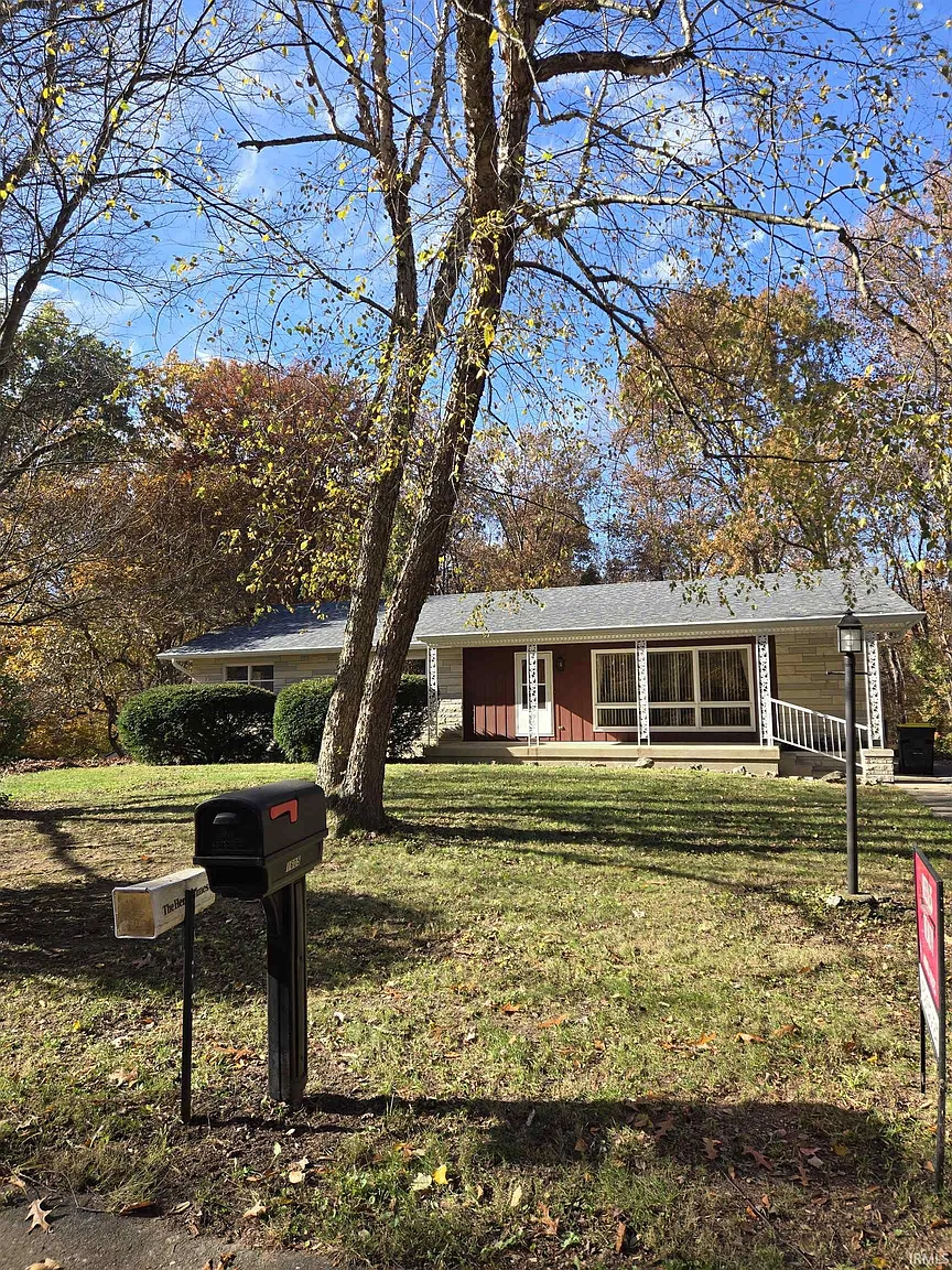 1605 E Woodland Dr photo 1
