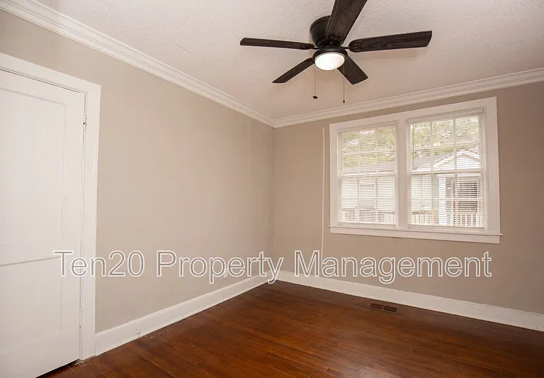 3909 Crestview Dr — Photo 10