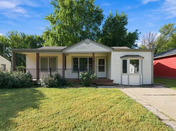221 E Waggoner Ln, Haysville, KS 67060