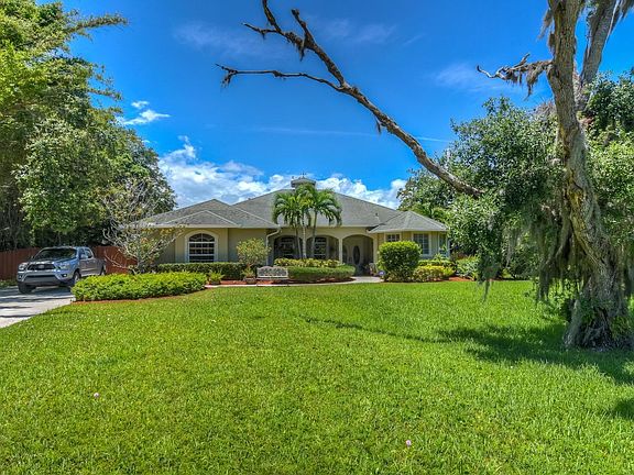 4th image of 2321 Sweetwater Dr