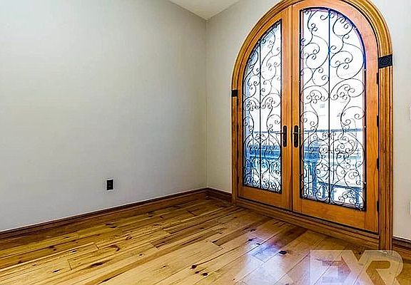 2nd image of 258 Grand St APT 4