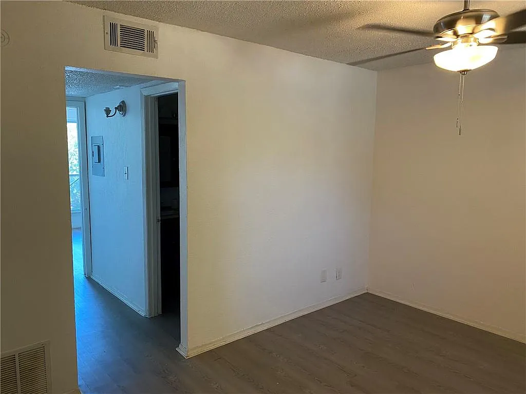 2 bed, 820 sqft, $1,225 — Photo 2