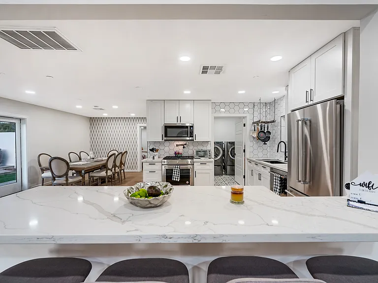 Kitchen bar/island