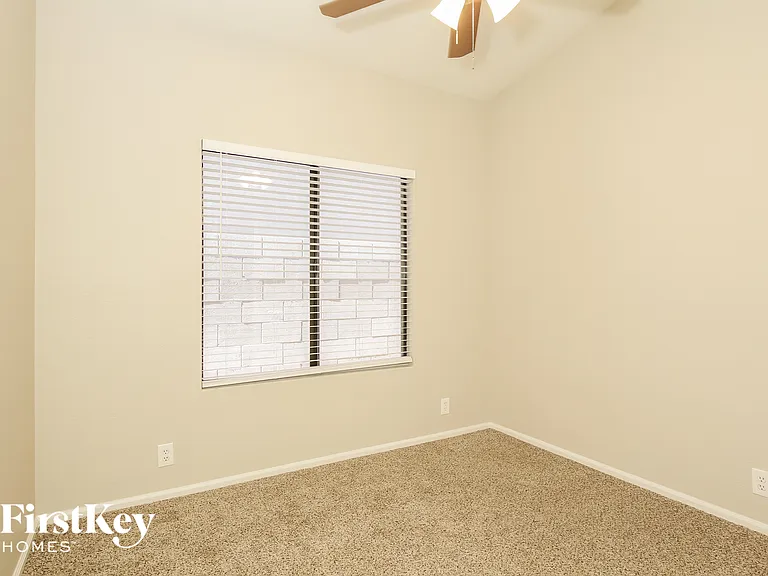 8764 W Laurel Ln — Photo 12