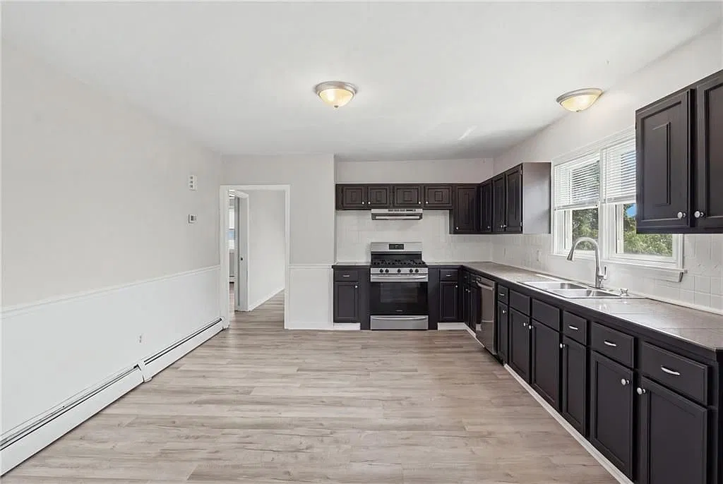2 bed, 1.0 bath, 1058 sqft, $2,100 — Photo 2