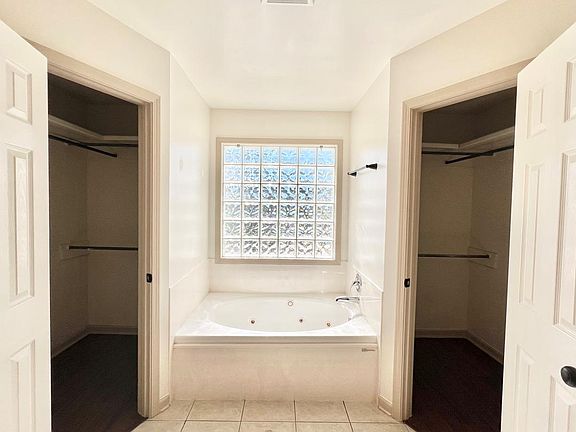 Master Bathroom - Separate Walk-in Closets