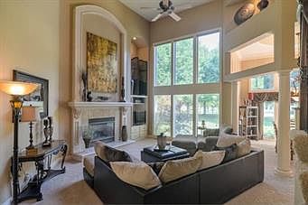 2nd image of 645 NE Lake Pointe Dr