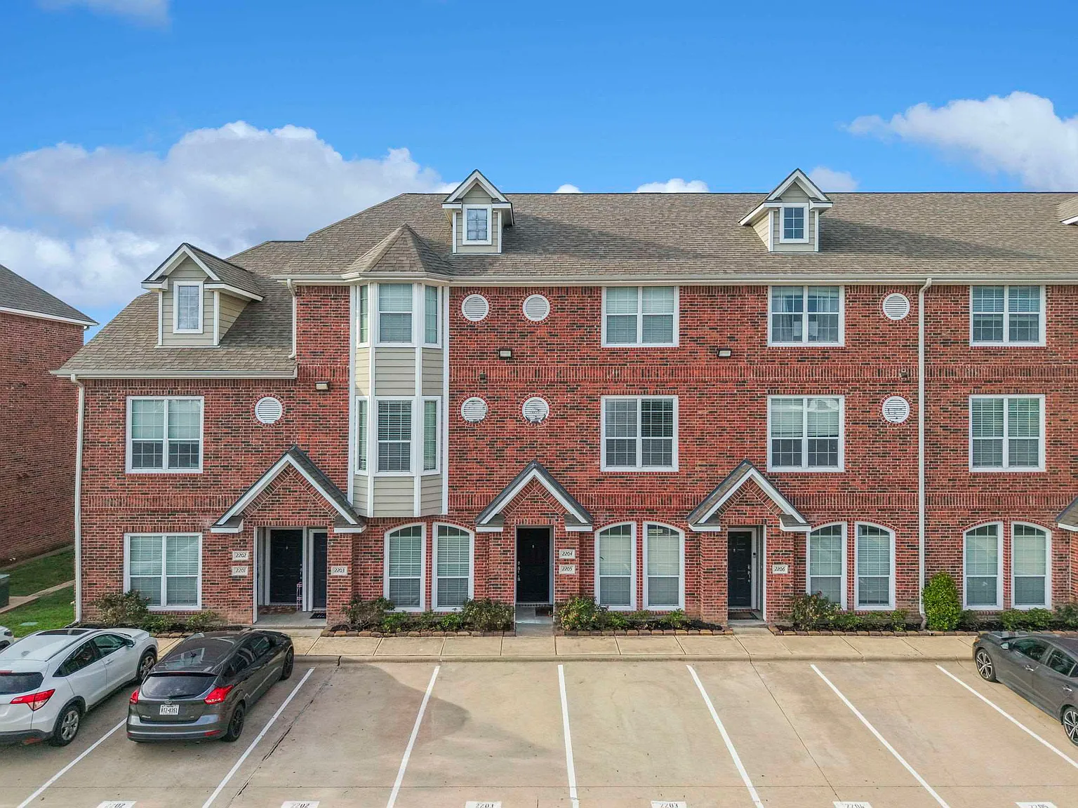3 bed, 1224 sqft, $2,000 — Photo 1