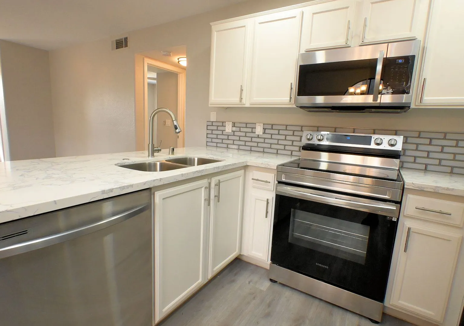 Gated 2 Bed Condo - 2968 Juniper Hills #104 - Sahara & Nellis — Photo 3