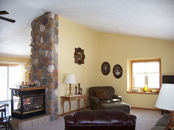2nd image of 302 N Park Ln