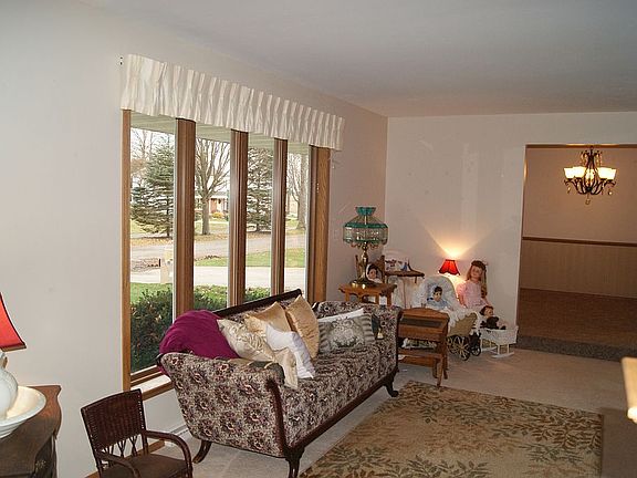 3rd image of 621 Meadowood Ln