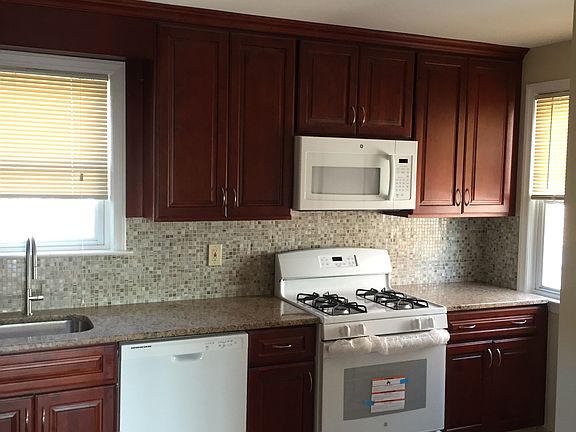 4th image of 18 Chamberlain Ave