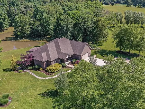 371 Scarlet Oak Dr, Flora, IL 62839