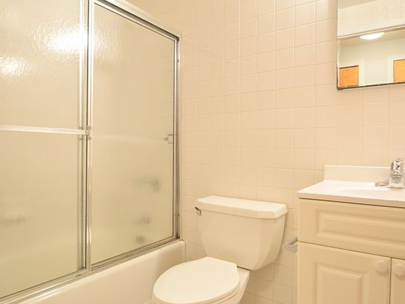 The Churchill - bathroom - wpc-01c