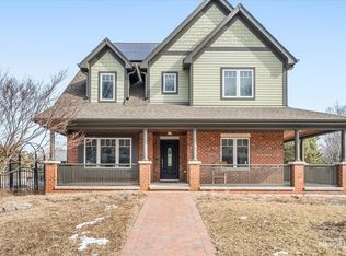 216 S Whispering Hills Dr, Naperville, IL 60540