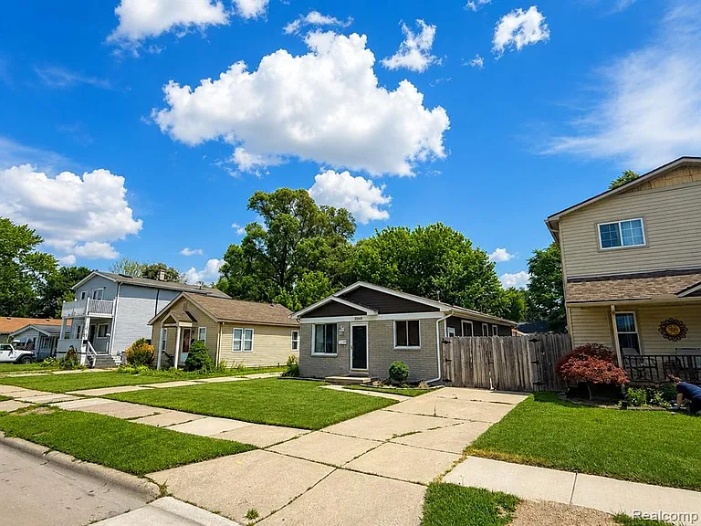 23400 Reynolds Ave — Photo 3