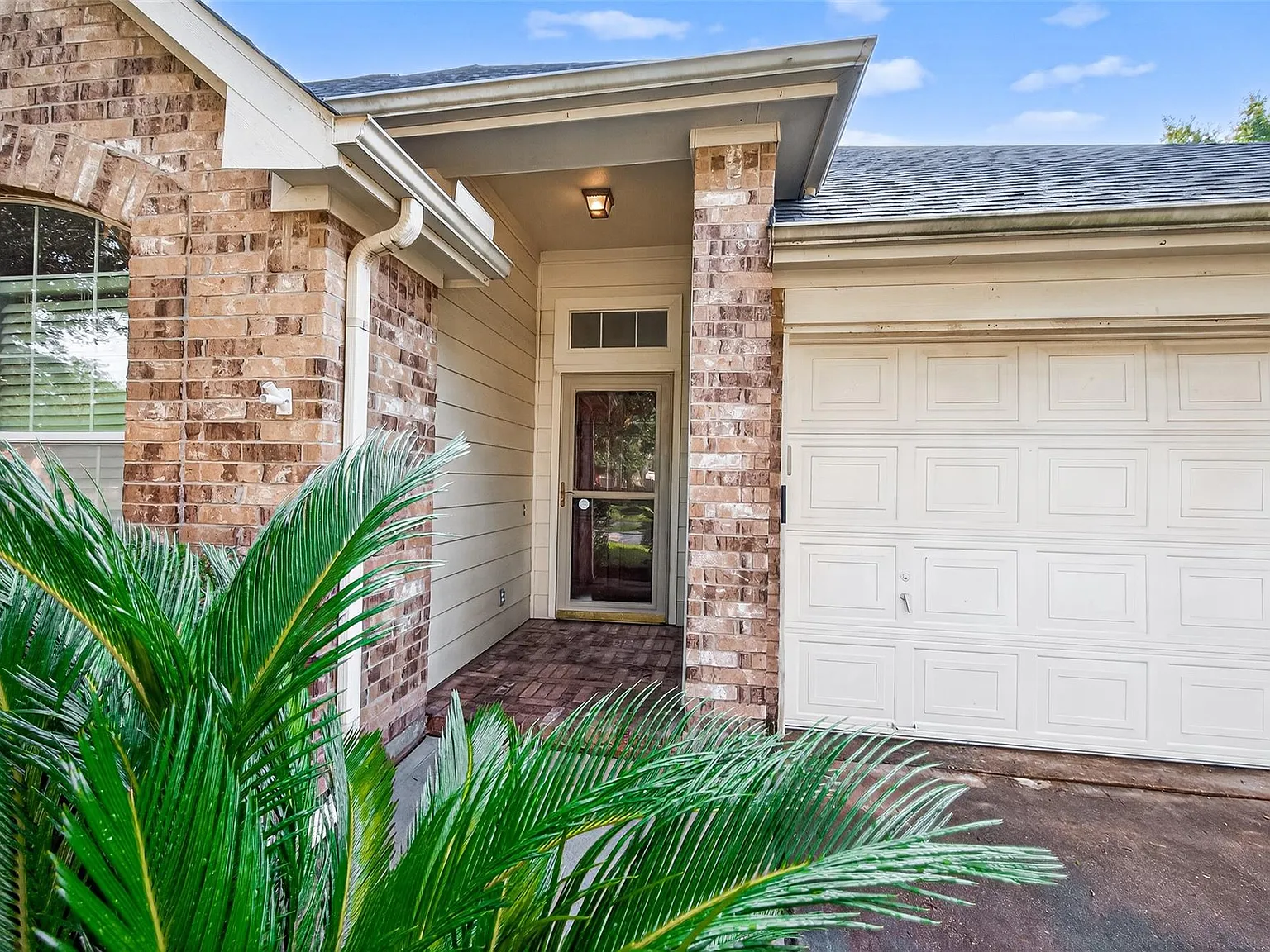 4 bed, 2.0 bath, 1760 sqft, $2,100 — Photo 3