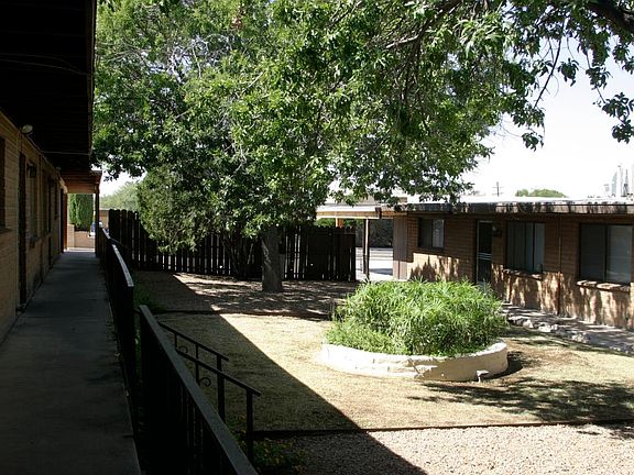 North Walk Way to Apartment