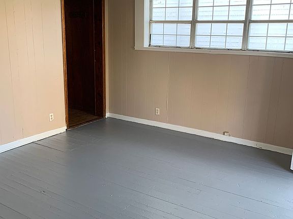 3rd image of 1202 Lynn St
