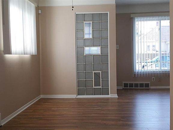 5th image of 107 Eastman St