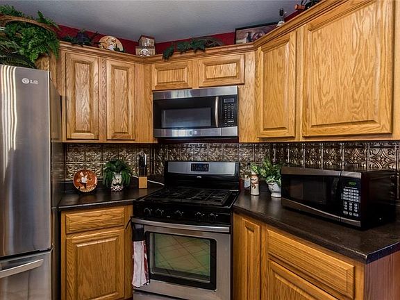 5th image of 605 Leisure Ln