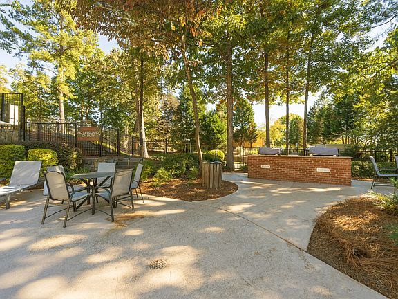 5th image of 8 Cumberland Way SE #218