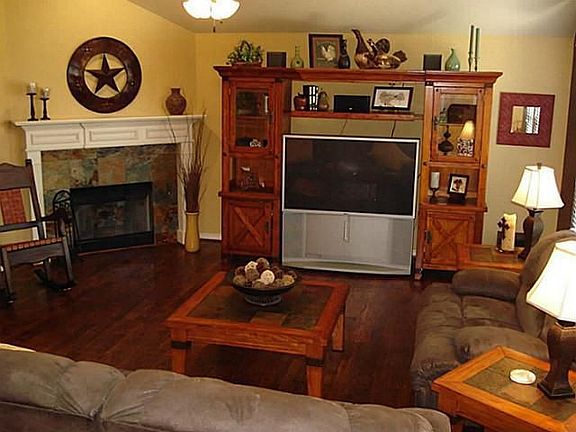 3rd image of 1324 Tidwell Ln