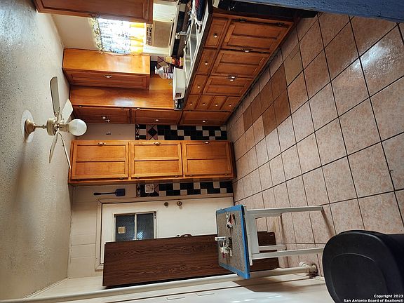4th image of 1118 W BAETZ BLVD