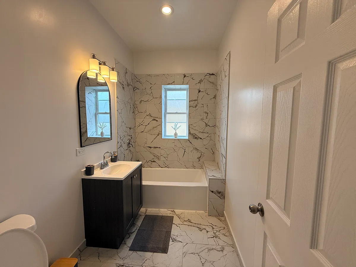 Building Photo - 5678 W Washington Blvd #1