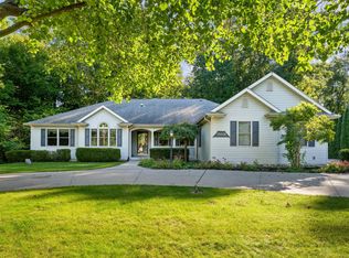 15889 N Edgewood Dr, Buchanan, MI 49107