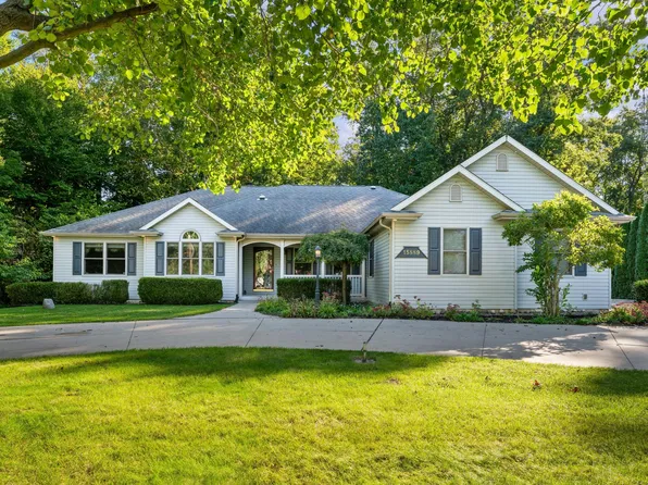15889 N Edgewood Dr, Buchanan, MI 49107