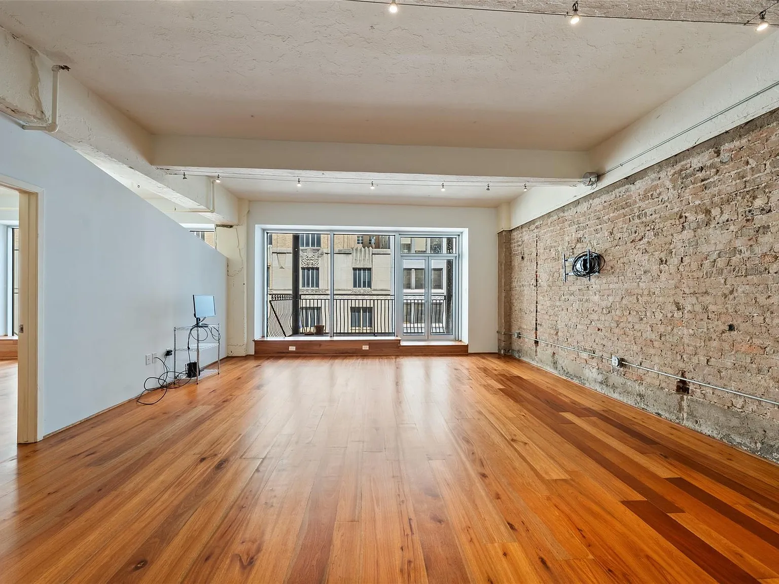 1 bed, 1.5 bath, 1179 sqft, $2,200 — Photo 4