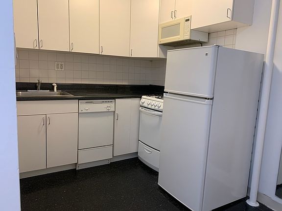 4th image of 21 Gramercy Park S APT 2A